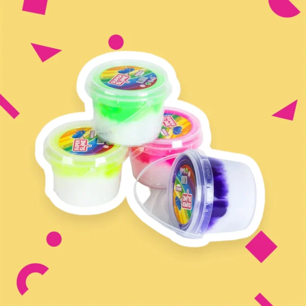 Tre hinkar med neon slime i färgerna grön, rosa och lila staplade på en ljusgul bakgrund