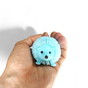 Ljusblå Squishy igelkott i hand, perfekt för stresslindring och lek.
