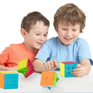 Två barn löser en Speed Cube tillsammans