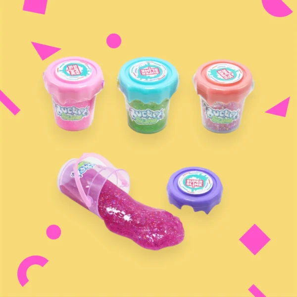 Färgglada Super Slime hinkar i rosa, grönt och blått med öppen lila hink och slime utspillt på ljus bakgrund.