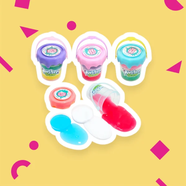 Trefärgade slimehinkar i rosa, blått och lila med utspillt rött slime på en gul bakgrund.