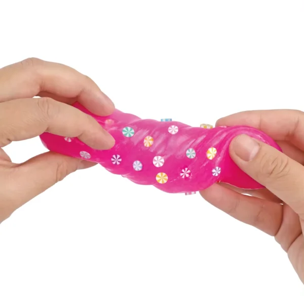 Färdigt Candy Cloud Slime med dekorativa konfetti.