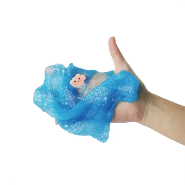 Hand håller upp blått Cloud Slime med glitter och en figur i form av ett moln.