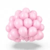 En bunt eleganta rosa ballonger för fest och dekoration