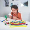 Barn som skapar med stort pysselset, använder pompoms och piprensare för kreativt pyssel.