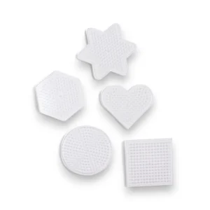 Fem olika pärlplattor med motiv, inklusive stjärna, hjärta, cirkel, hexagon och kvadrat