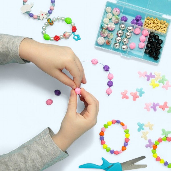 Armbandskit för smyckestillverkning – roligt och kreativt pyssel för barn.