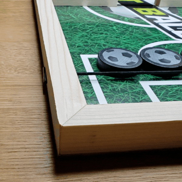 Sling Puck brädspel inspirerat av fotboll – målskott och snabba passningar.