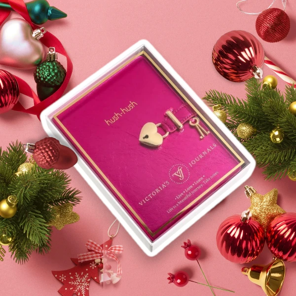 Stickad tomteluva i juldesign för mamma och barn – perfekt för julfirande och familjefoton.