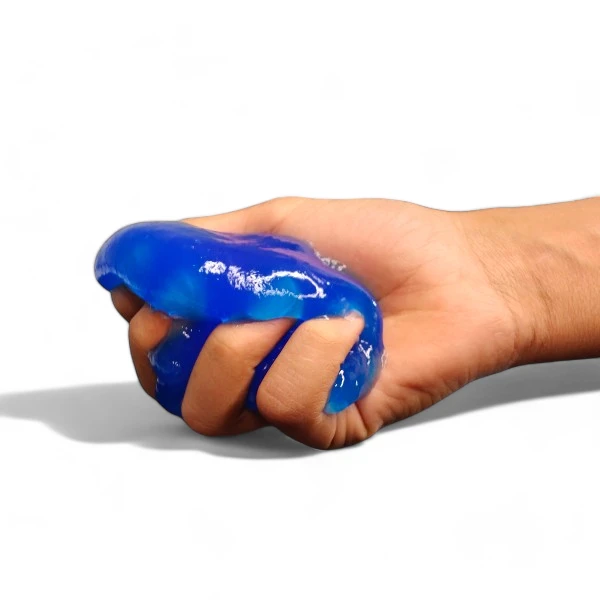 Blått slime i handen – stretchigt och klibbigt slime för lek och experiment