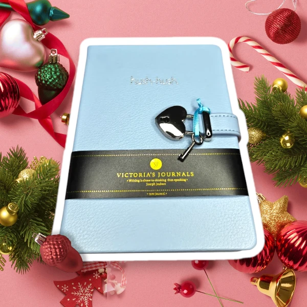 Stickad tomteluva i juldesign för mamma och barn – perfekt för julfirande och familjefoton.