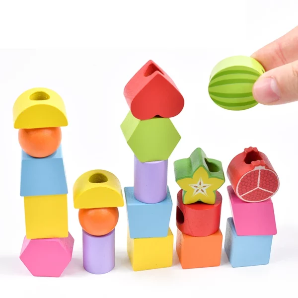Bygg kreativa staplar med träblock i fruktfigurer