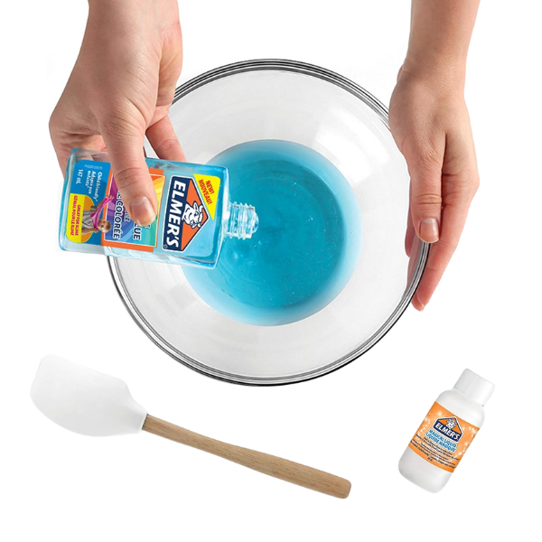 Elmer's slime glue hälls i en skål för att skapa eget slime hemma.