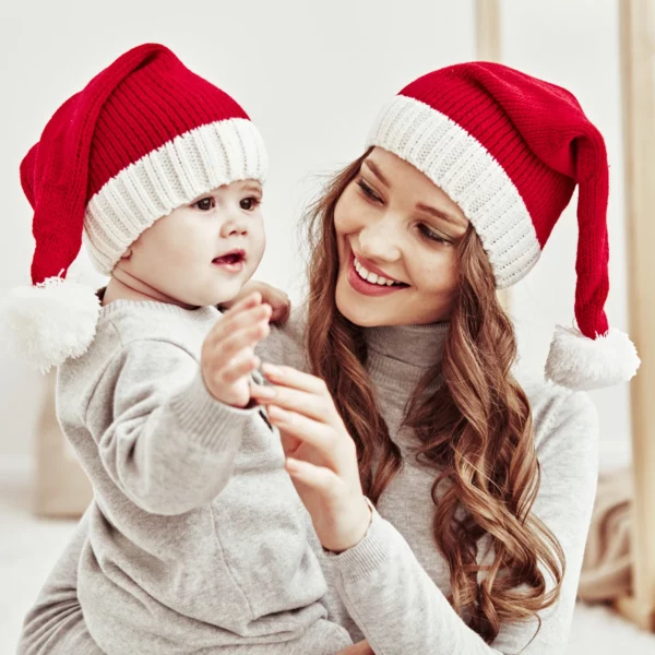 Stickad tomteluva i juldesign för mamma och barn – perfekt för julfirande och familjefoton.