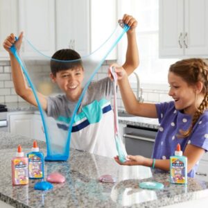 Barn leker med metallic slime från Elmer's Metallic Slime Kit