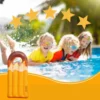 Tre barn leker glatt i poolen med badmadrass i glassform