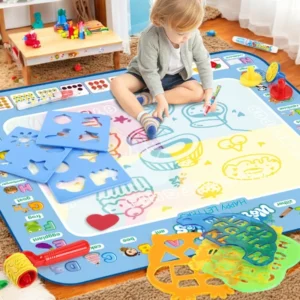 Barn använder mallar och penna på vattenritmatta i Montessori-stil