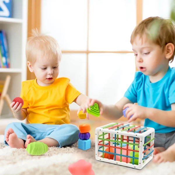 barn som leker med montessori box för bebis