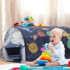 Bebis leker bredvid blått barntält för inomhus