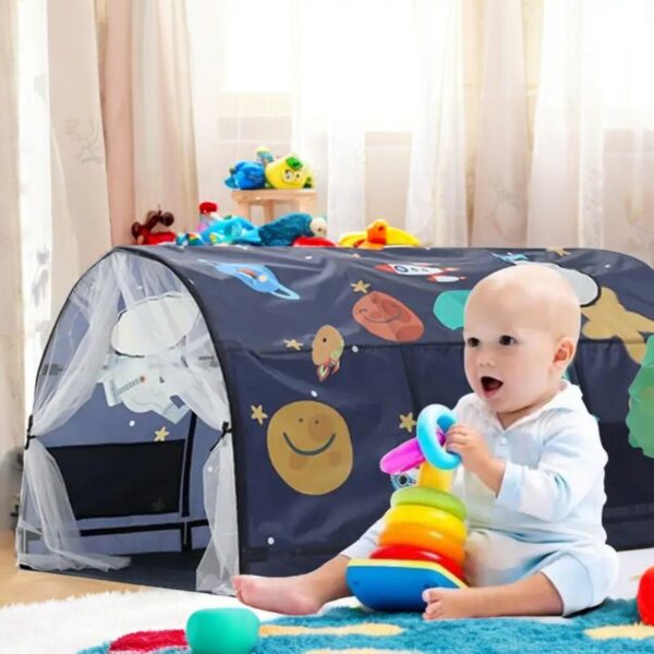 Bebis leker bredvid blått barntält för inomhus