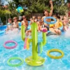 Barn kastar ringar på uppblåsbar kaktus i pool – vattenlek för sommarfest
