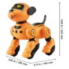 Flicka interagerar med fjärrstyrd robot hund leksak