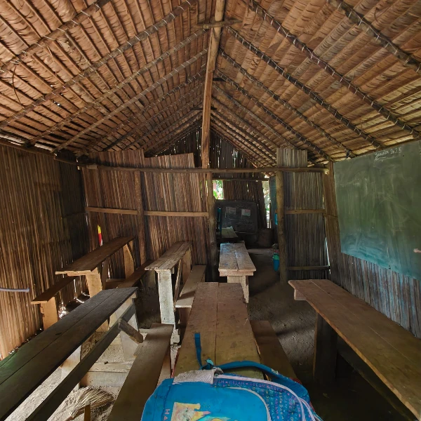 Ett klassrum i Madagaskar Klassrum i Madagaskar byggt av bambu och palmblad med enkla träbänkar
