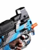 Hand håller ett P90 leksaksvapen med vattenkulor