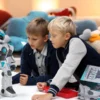 Barn som leker med radiostyrd robot leksak vid bord