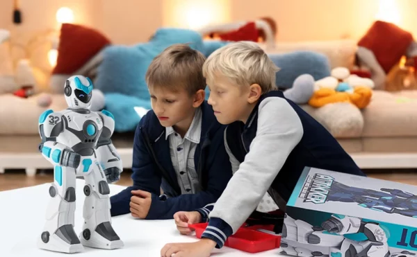 Barn som leker med radiostyrd robot leksak vid bord