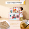 Barn leker med säkert rosa träkök tillverkat av miljövänligt trä och giftfri färg utan vassa kanter